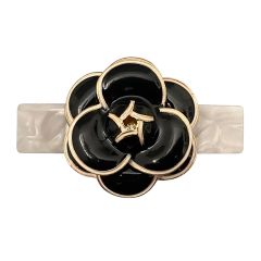 Presilha Chanel (acetato branco Camélia preta) na internet