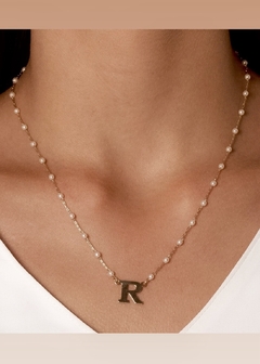 Colar pérola inicial “R” na internet