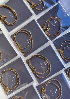 Colar cristais doce de leite inicial “D” (pronta entrega)