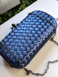 Clutch em treliça azul marinho na internet