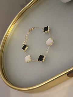 Pulseira trevo mesclada madreperola/esmaltada - Ella Semijoias e Acessórios de Luxo
