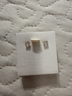 Brinco ponto de luz Thassia 4mm/b. Ouro - Ella Semijoias e Acessórios de Luxo