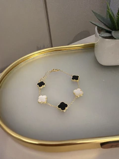 Pulseira trevo mesclada madreperola/esmaltada na internet