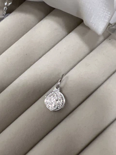 Pingente medalhinha de Sao Bento (r.branco) - Ella Semijoias e Acessórios de Luxo