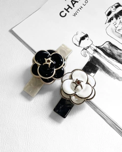 Presilha Chanel (acetato branco Camélia preta) - Ella Semijoias e Acessórios de Luxo
