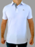 Camisa polo branca com detalhes na gola e logotipo sutil.