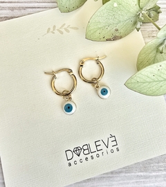 Aros de acero dorado con ojos protectores