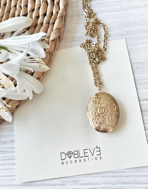 Collar relicario dorado oval