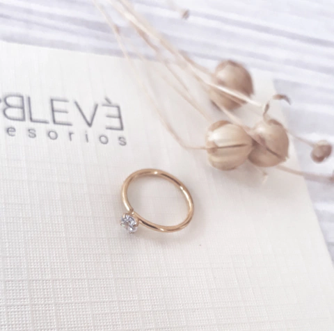 Aro solitario de acero dorado con strass