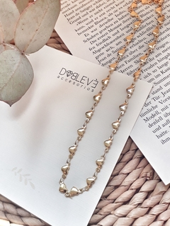 Collar de acero dorado corazones