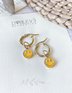 Aros de acero dorado con dijes smile