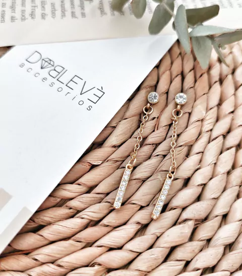 Aros de acero dorado con cadenita y strass - comprar online