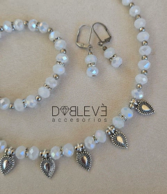 Conjunto de cristales con dijes - Blanco y plateado en internet