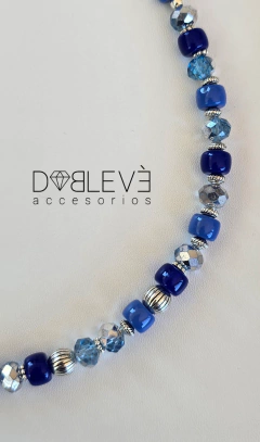 Gargantilla resina y cristales azul en internet