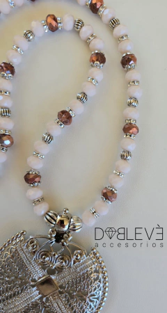 Collar medallón con cristales en internet