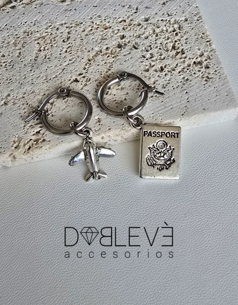 Aros de acero con dijes de fundición - avión y pasaporte - comprar online