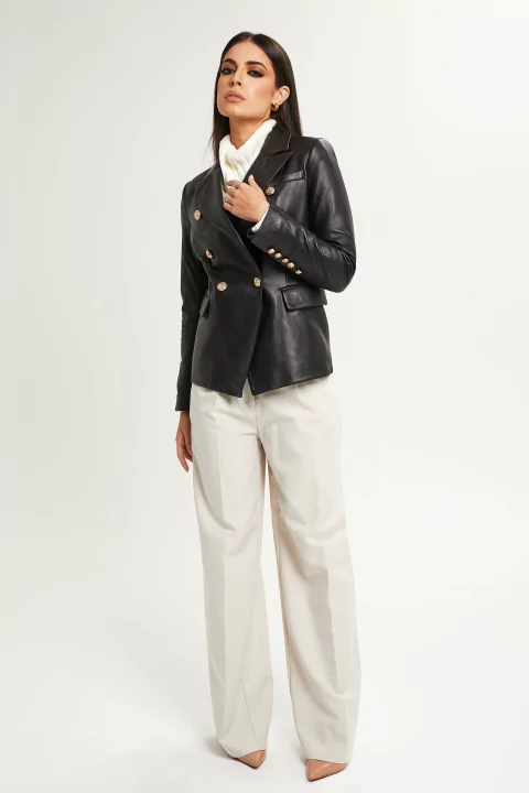 Blazer Cruzado em Couro com Botões Dourados