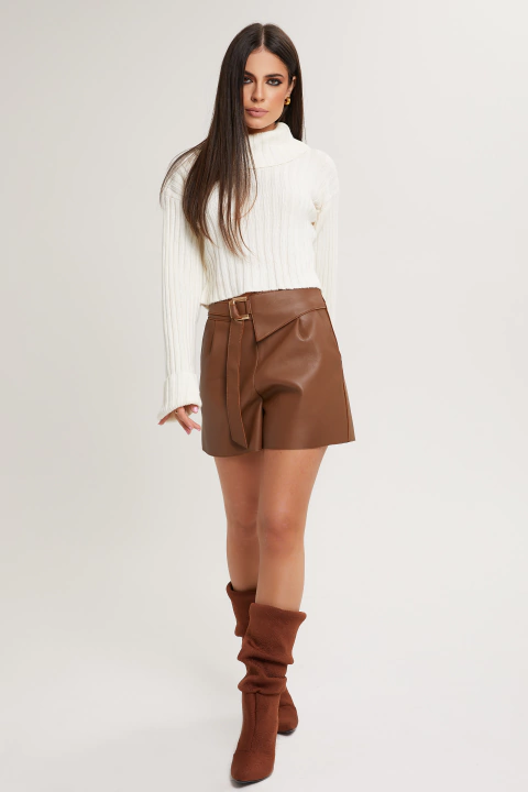 Short em Couro com Fivela