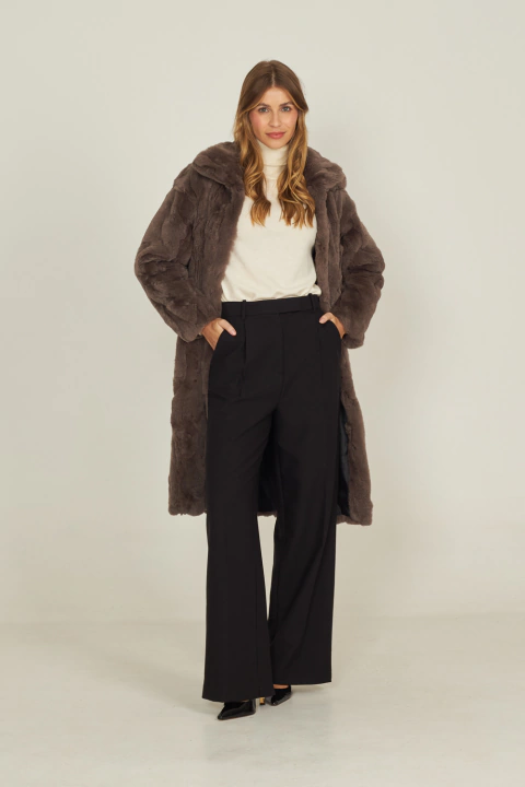 Sobretudo em Pele Fendi