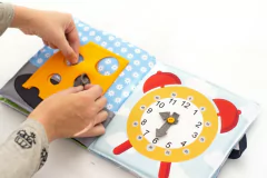 Libro sensorial de actividades 1 - Tienda Ludus- Juguetes de madera