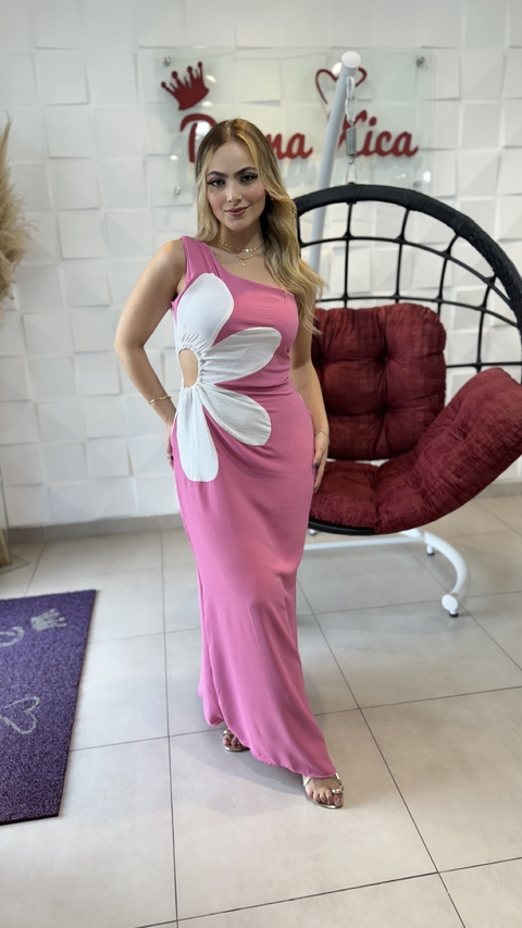 Vestido com flor lateral
