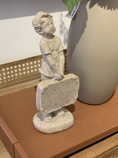 Escultura menino e mala