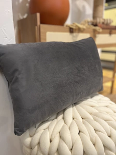 Almofada baguete veludo cinza