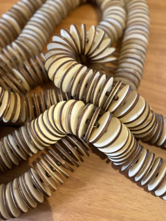 Colar de mesa discos madeira