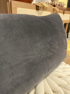 Almofada baguete veludo cinza - comprar online
