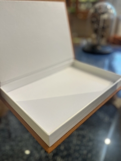 Caixa livro Caramelo GG na internet