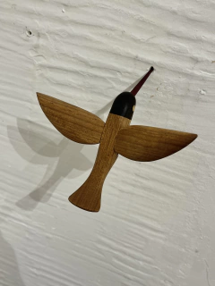 Beija flor P cauda inclinada cabeça marrom