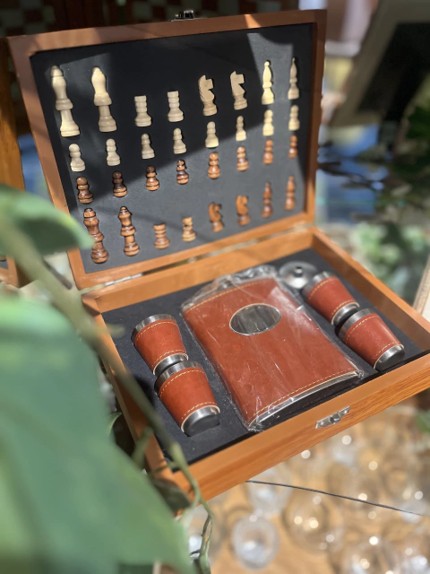 Caixa jogo xadrez e cantil