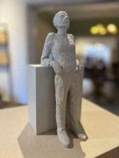 Escultura pessoa escorada de pé