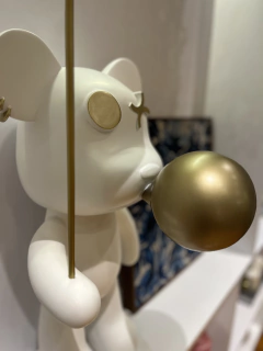 Escultura urso com balão na internet