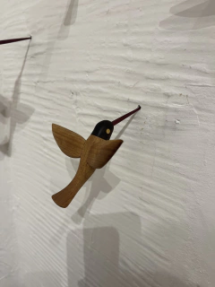 Beija flor P cauda inclinada cabeça marrom - comprar online