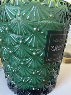 Vela vaso trabalhado 3 pavios 80h Noble Fir Garland - comprar online