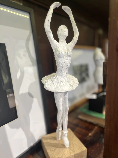 Escultura bailarina branco 2