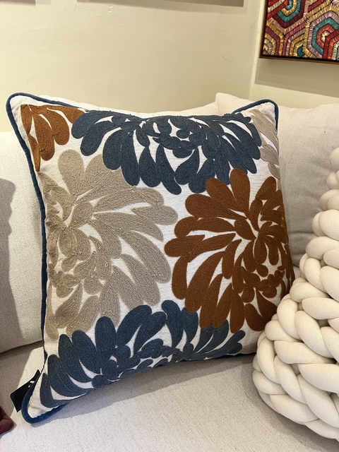 Almofada linho cru com bordado chenille