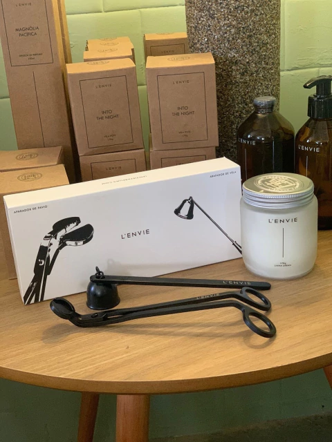 Aparador e abafador de vela