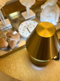 Mini luminária de mesa dourada na internet