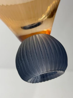 Taça laranja com base canelada azul na internet