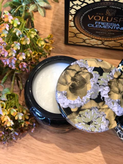 Vela pote vidro 35h Freesia Clementine - comprar online