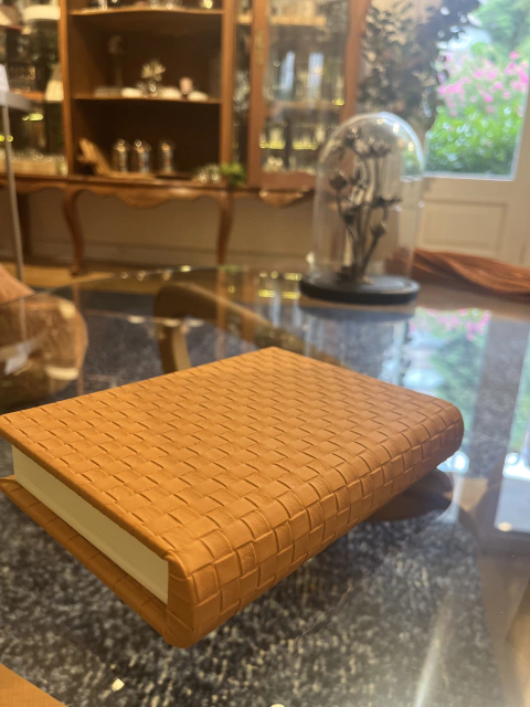 Caixa livro Caramelo P