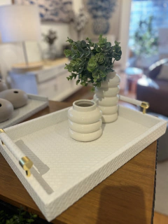 Bandeja M branca alça dourada