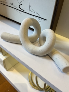 Escultura orgânica em cerâmica elo deitado