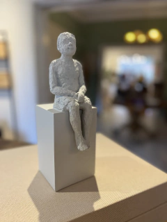 Escultura pessoa sentada