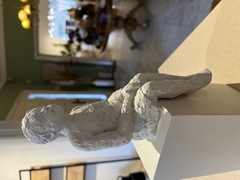 Escultura pessoa sentada - comprar online