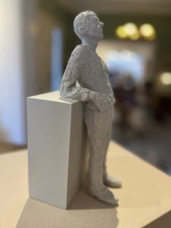 Escultura pessoa escorada de pé - comprar online