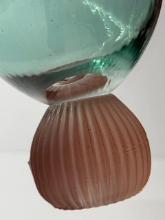 Taça verde com base canelada rosa na internet