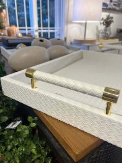 Bandeja M branca alça dourada - Studio54decora